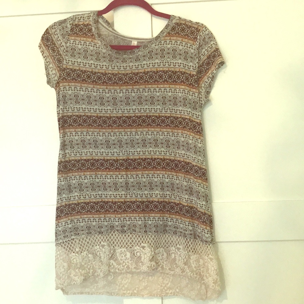 Adorable lacework scoop neck top.
